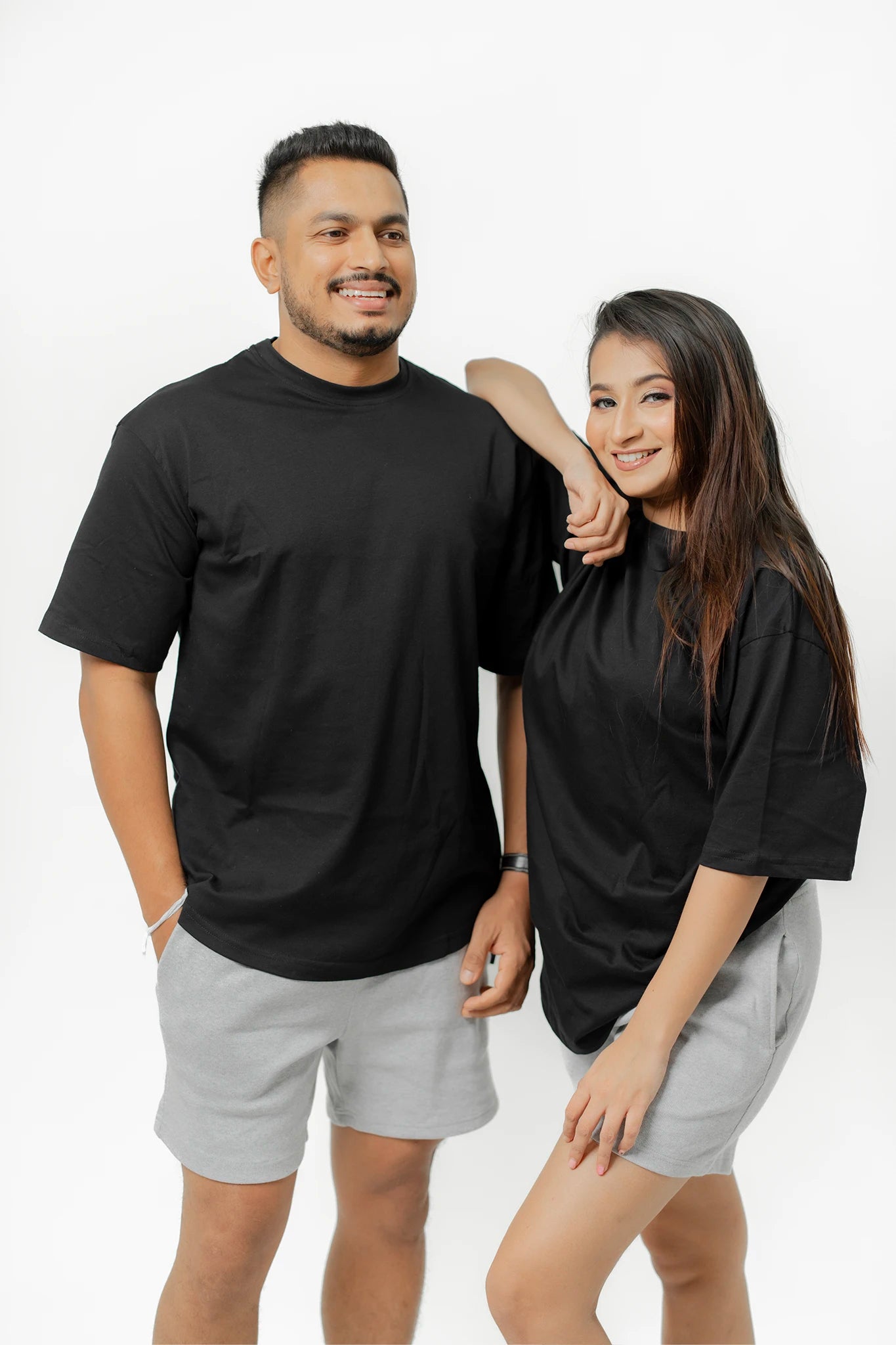 Habito Over Size Tee Black Front Couple Closeup