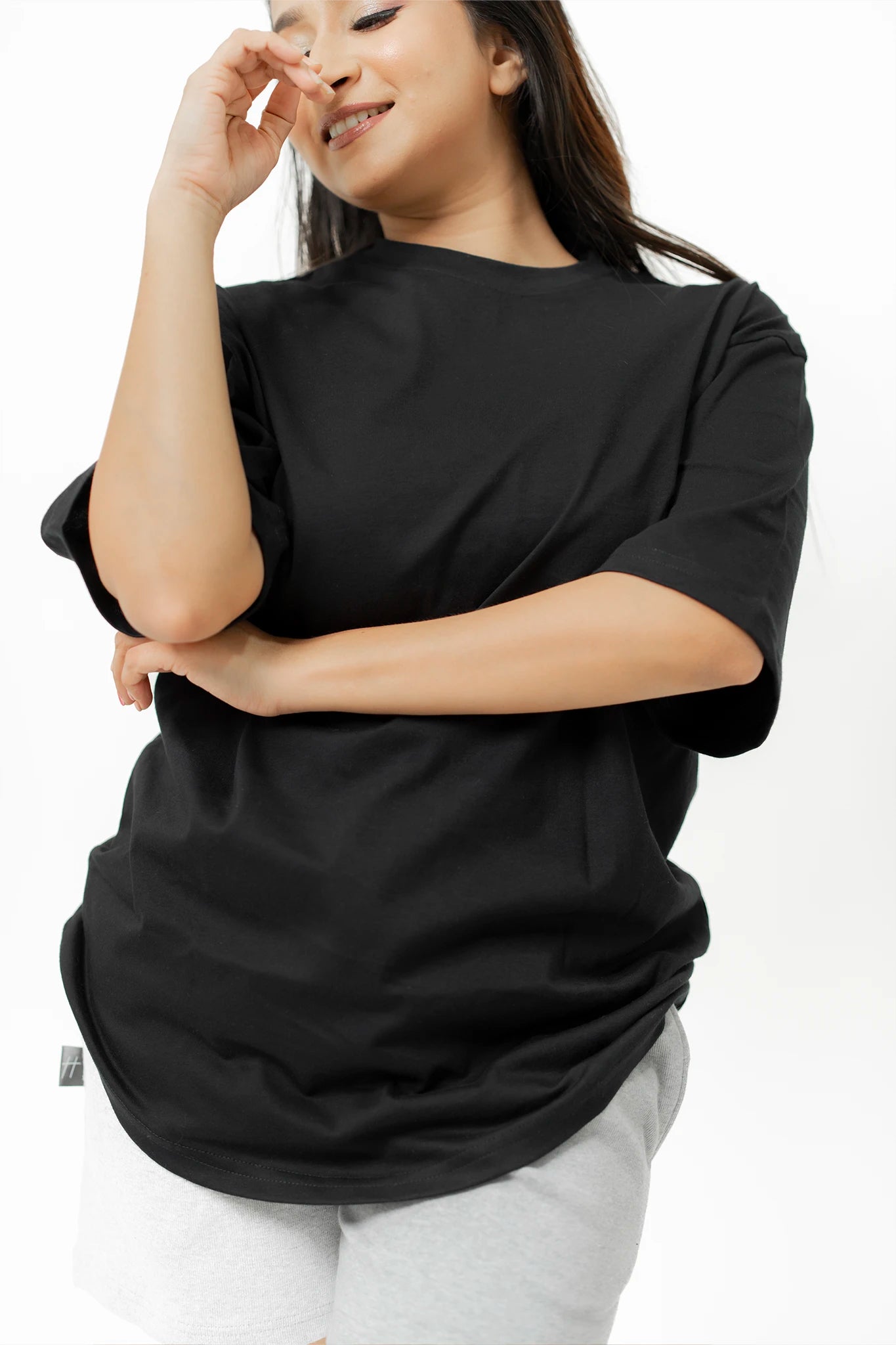 Habito Over Size Tee Black Women Front Closeup
